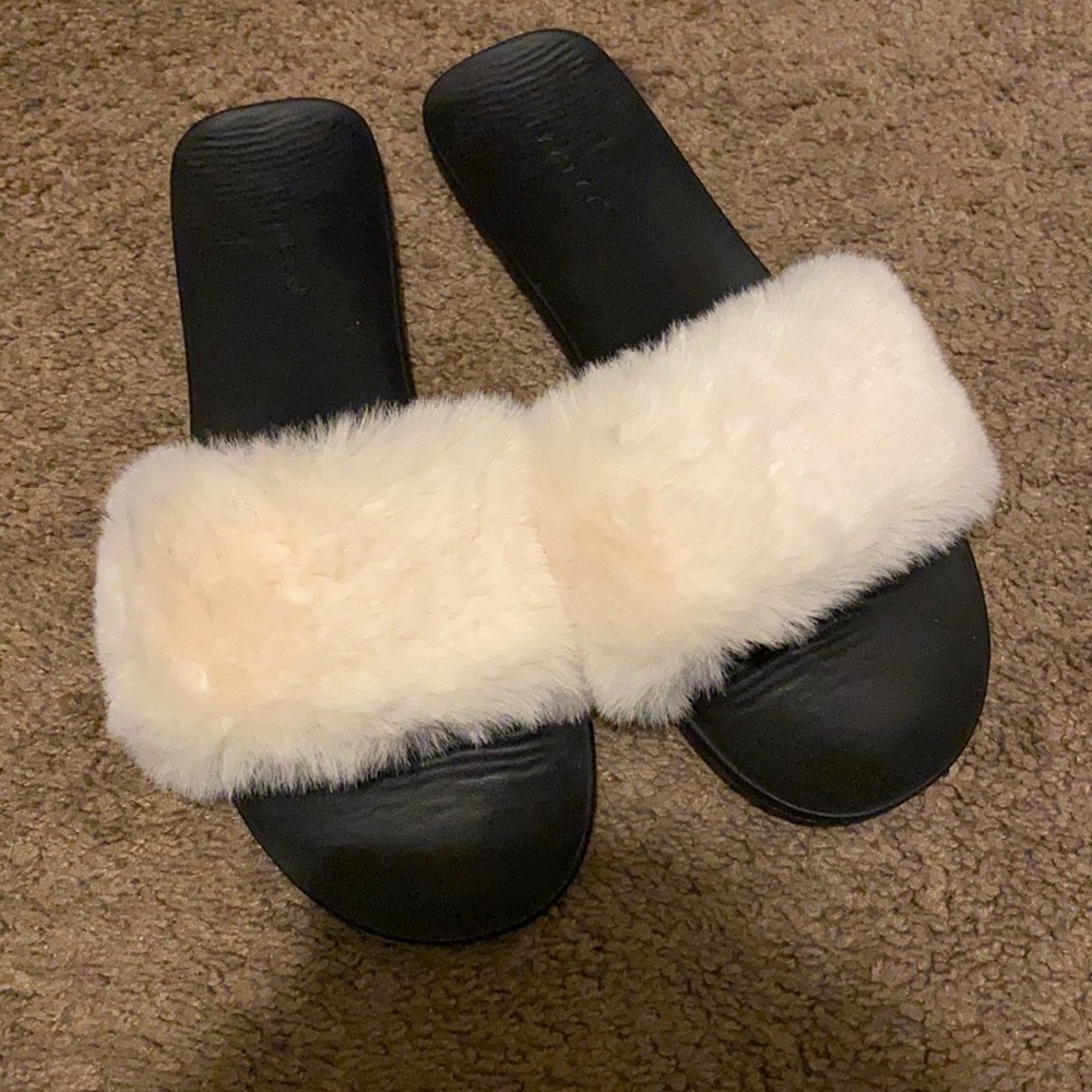 Bamboo faux furry shoes